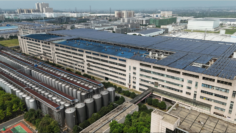 Industrial standing-seam rooftop solar